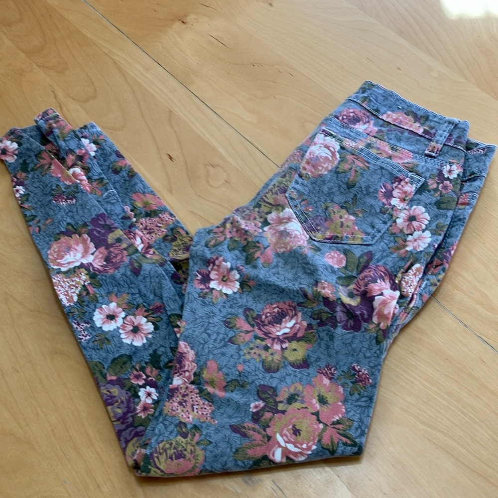 Shylo floral Y2K LOW RISE SKINNY JEANS SIZE‎ 3 rhinestone button and studs